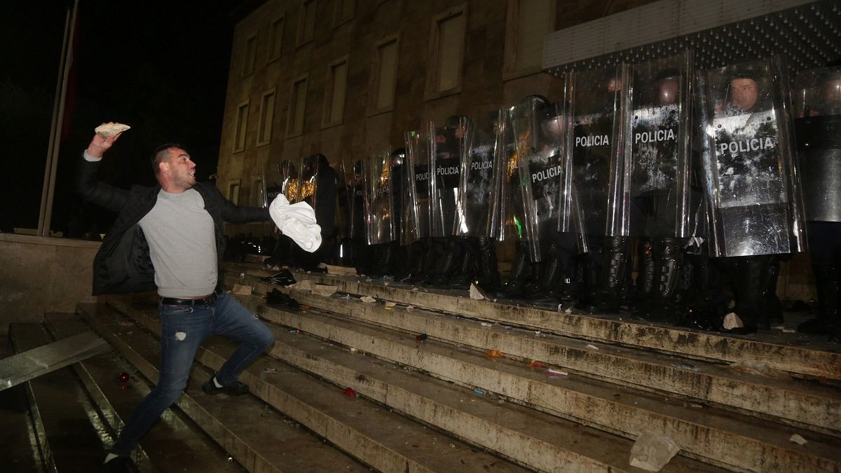 Διαδηλωτής πετάει πέτρα στην αστυνομία