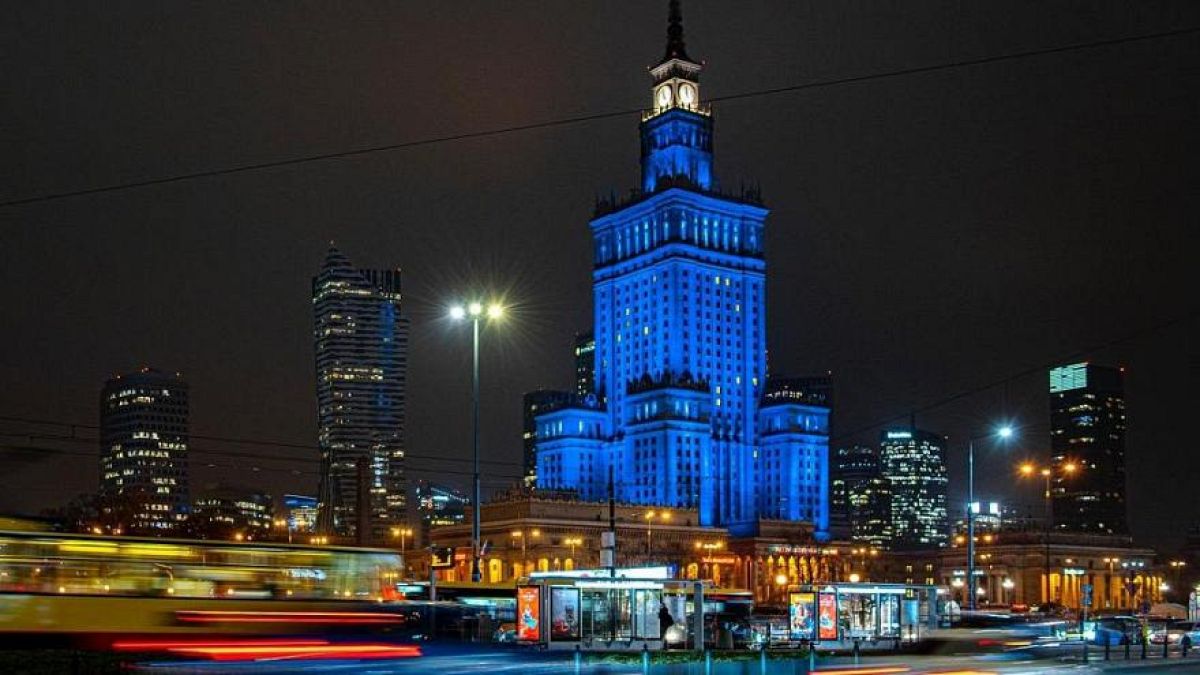 El Palacio de Cultura de Varsovia, iluminado de azul el 9 de diciembre de 2020