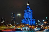 El Palacio de Cultura de Varsovia, iluminado de azul el 9 de diciembre de 2020