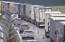 Largas caravanas de camiones para embarcar en el puerto francés de Calais