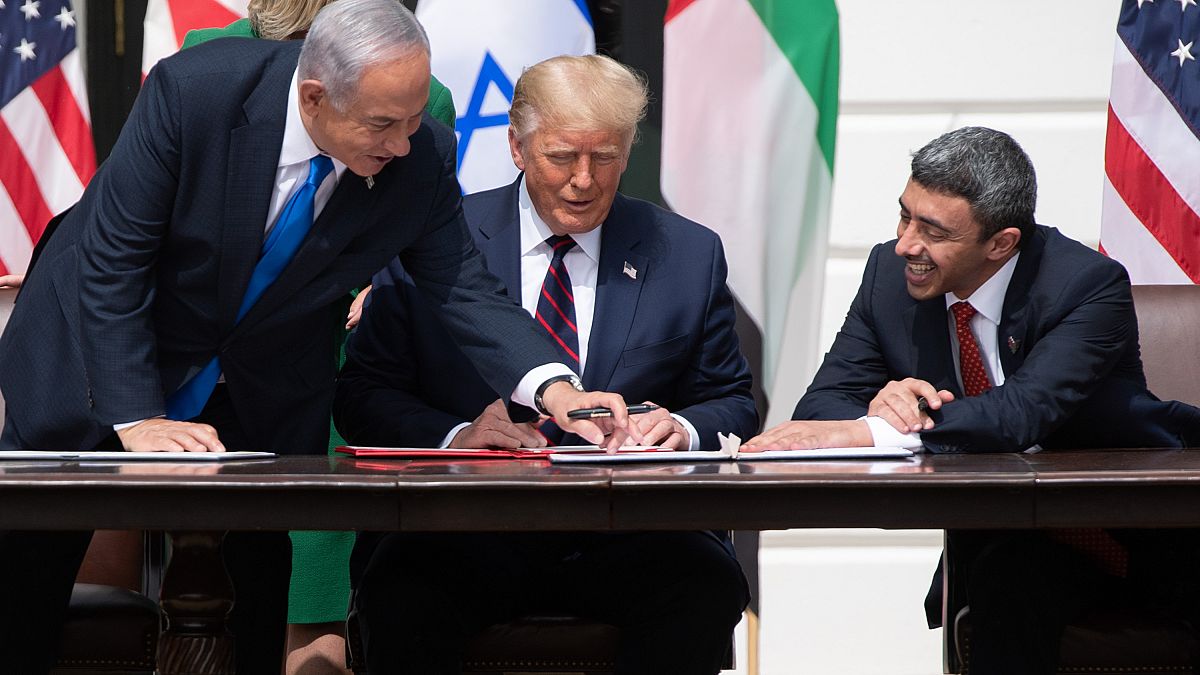 رئيس الوزراء الإسرائيلي بنيامين نتنياهو  والرئيس الأمريكي دونالد ترامب ووزير الخارجية الإماراتي عبد الله بن زايد آل نهيان. 