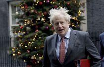 Boris Johnson az irodája előtt