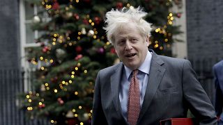 Boris Johnson az irodája előtt