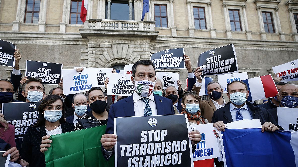 Matteo Salvini tient une pancarte dénonçant le "terrorisme islamique" devant l'ambassade française à Rome, Italie, le 29 octobre 2020