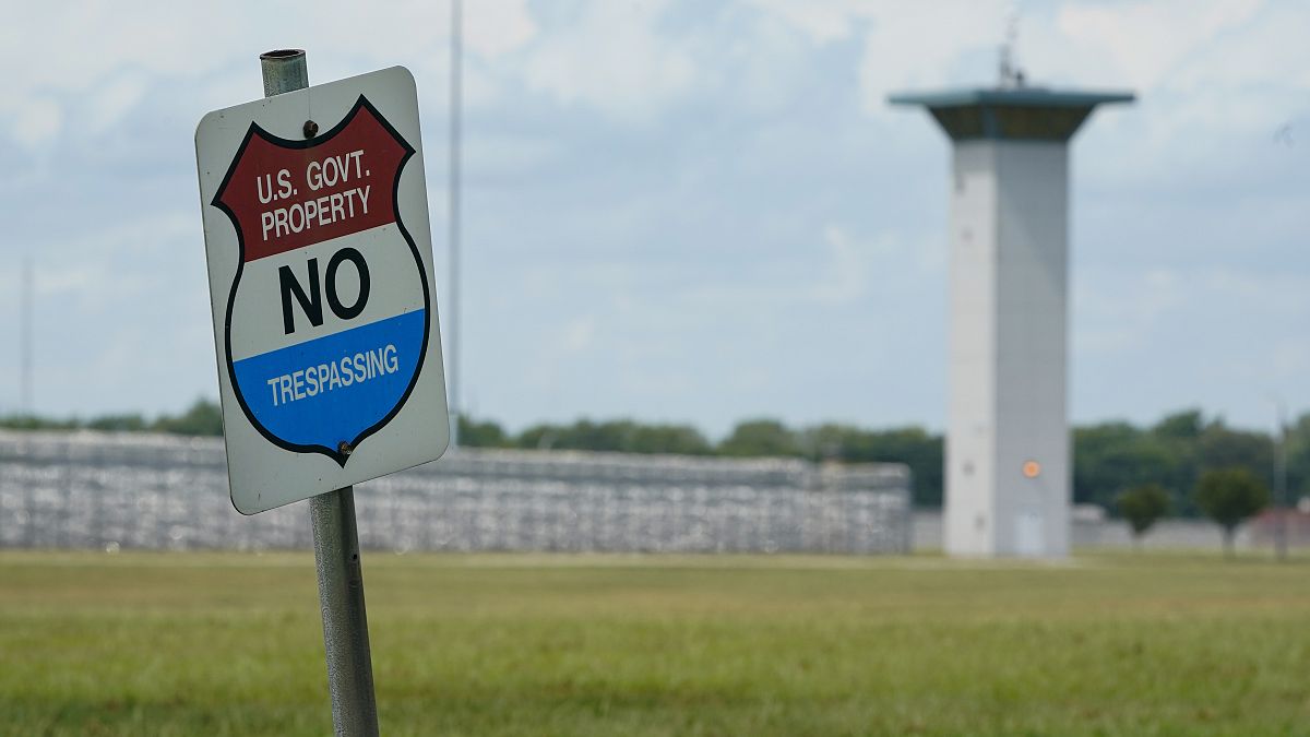 لافتة تدعو إلى عدم اختراق المنطقة أمام مجمع السجون الفدرالي في تير هوت من ولاياية إنديانا. 2020\08/28