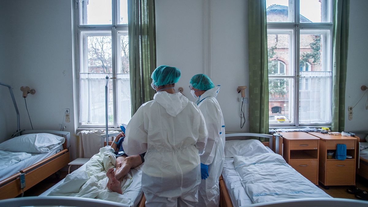 5005 koronavírusos beteget ápolnak kórházban