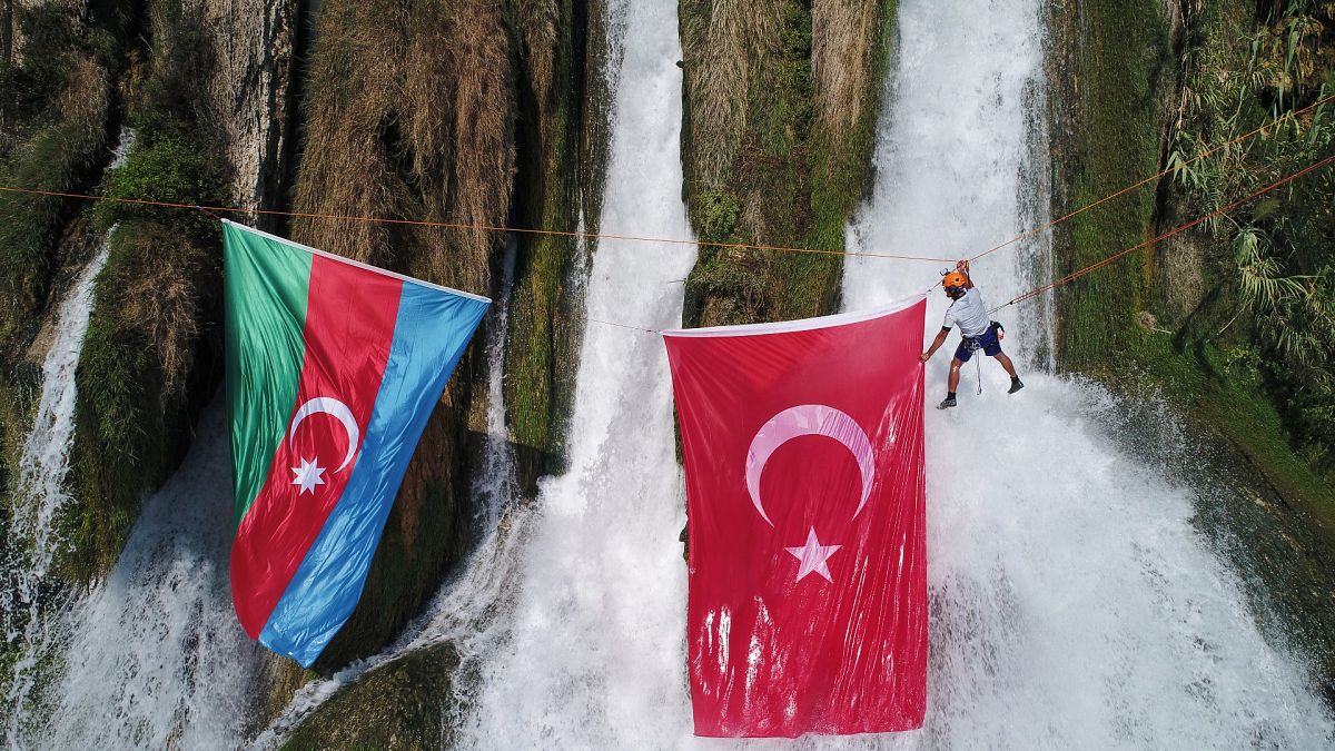 Türkiye-Azerbaycan arasında kimlik kartıyla seyahat edilebilecek
