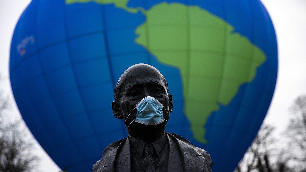 Der französische Staatsmann Robert Schuman, einer der Gründer der EU, vor einem Heißluftballon von Umweltaktivisten s
