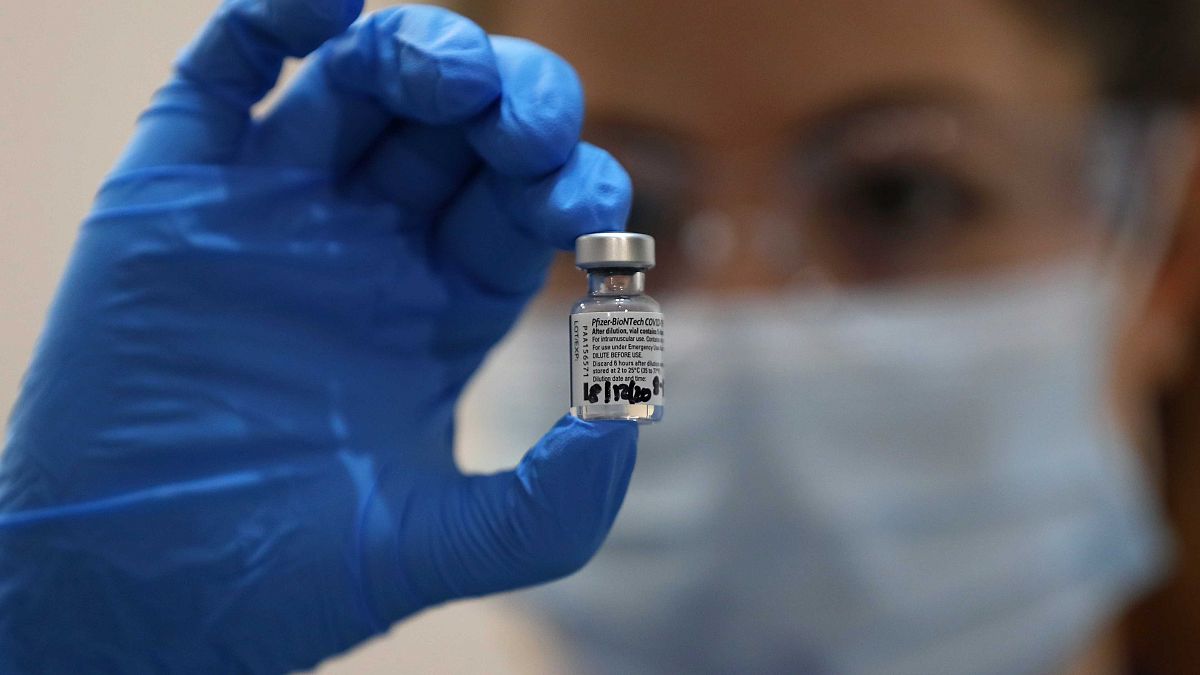 Un'infermiera con una boccetta di vaccino anti-Covid di Pfizer/BioNTech al Guy's Hospital di Londra l'8 dicembre scorso