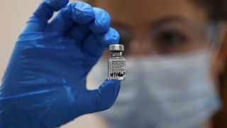 Un'infermiera con una boccetta di vaccino anti-Covid di Pfizer/BioNTech al Guy's Hospital di Londra l'8 dicembre scorso
