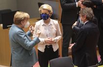 المستشارة الألمانية الاتحادية أنجيلا ميركل ورئيسة المفوضية الأوروبية أورسولا فون دير لاين، ورئيس البرلمان الأوروبي ديفيد ساسولي يتحدثون في بداية قمة الاتحاد الأوروبي
