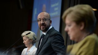 Le président du Conseil européen entouré de la chancelière allemande et de la présidente de la Commission européenne