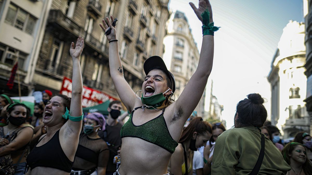 Mujeres celebran la aprobación de la Ley del aborto por la Cámara de Diputados argentina, Buenos Aires, 11/12/2020