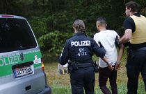 Alman polisi tarafından gözaltına alınan bir Suriyeli sığınmacı
