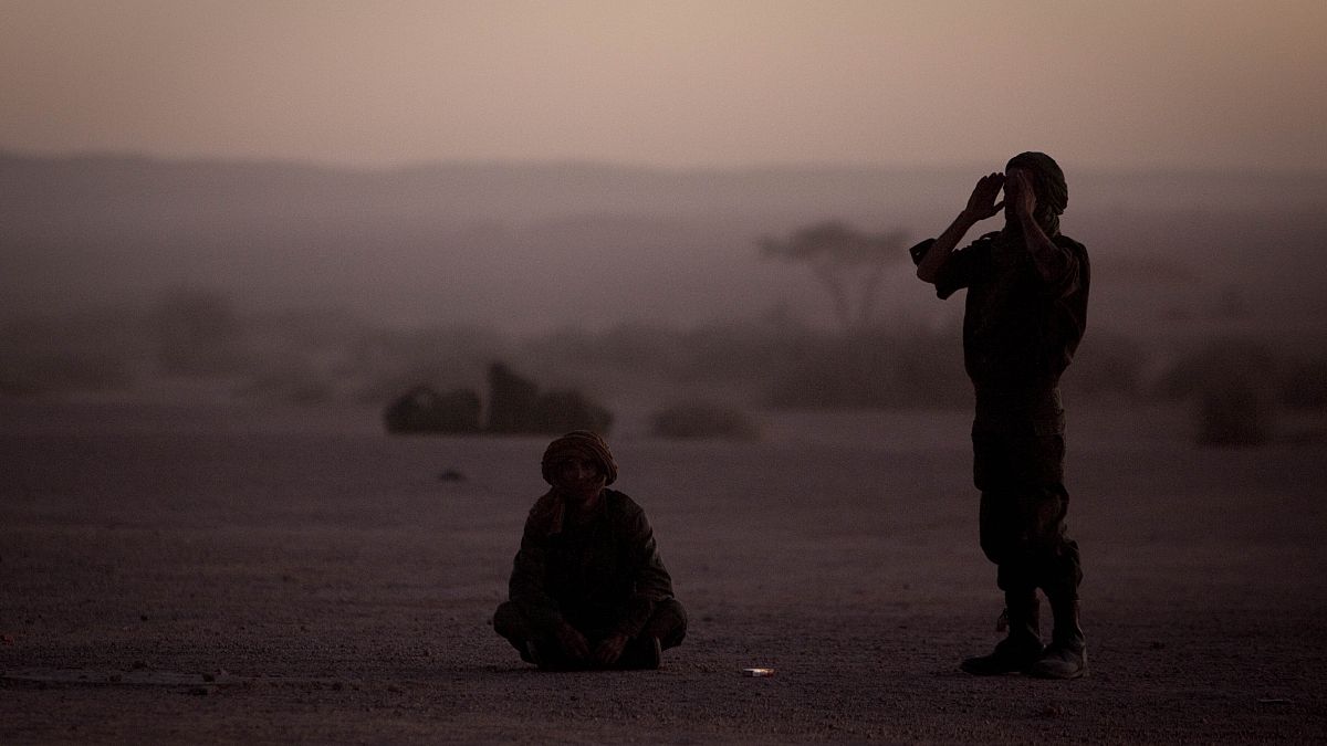 مقاتلون من جبهة البوليزاريو في قرية تيفاريتي في الصحراء الغربية. 2011/02/27
