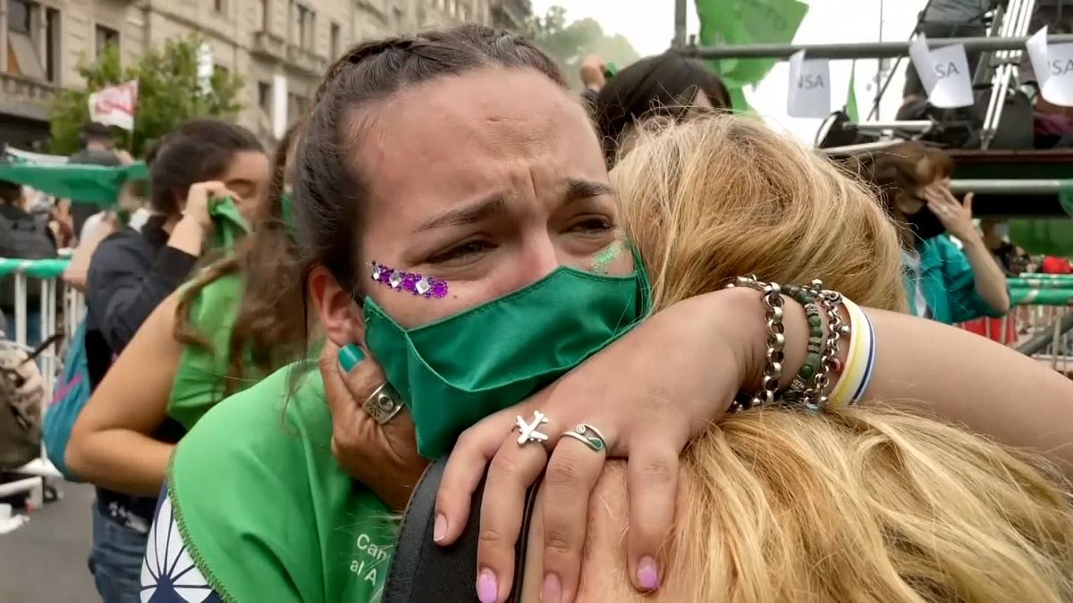 ویدئو؛ شادی خیابانی زنان پس از تصویب لایحه قانونی شدن سقط جنین در مجلس آرژانتین