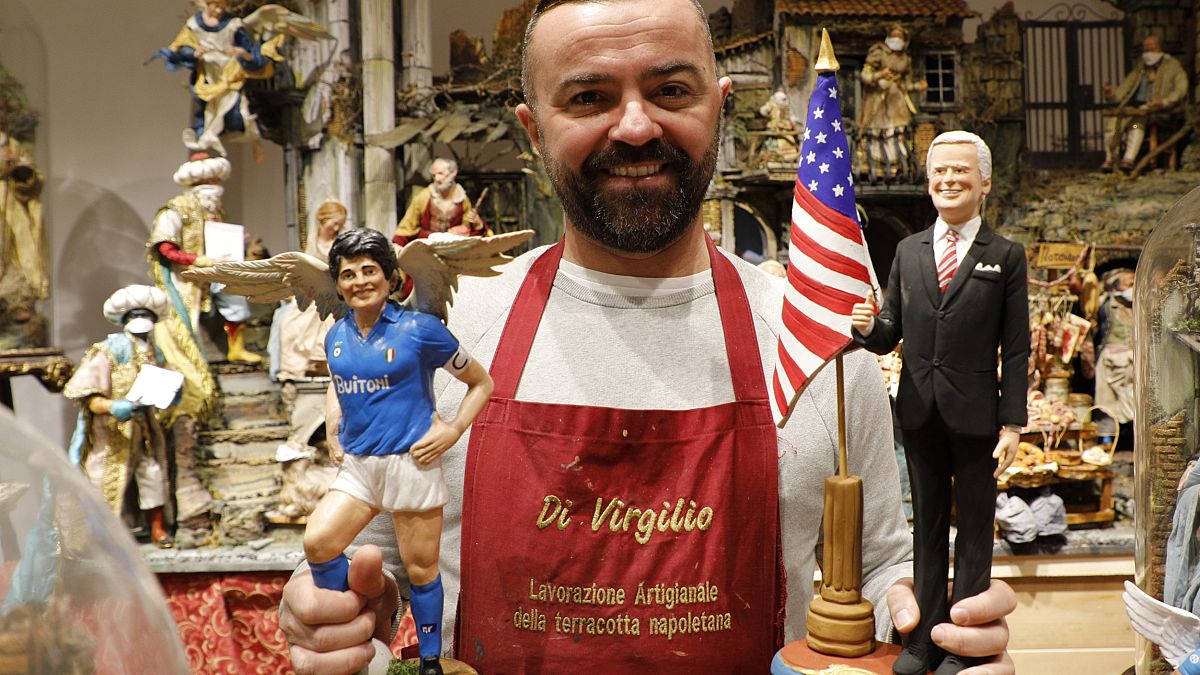 Maradona und Joe Biden als Krippenfiguren: Der neapolitanische Künstler Gennaro Di Virgilio mit seinen neuesten Kreationen.