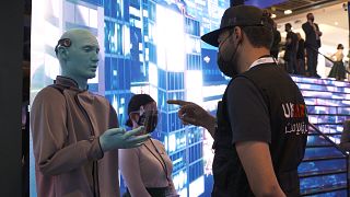 Гуманоиды-философы и "умные дома" — чем удивляет технологическая выставка в Дубае?