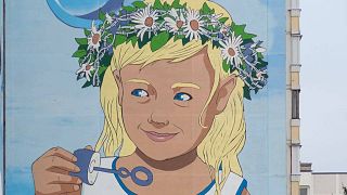 Il filo spinato "aggiunto" ai capelli di una bambina su di un murale voluto dal governo per celebrare l'amicizia con Mosca