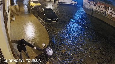 ویدئو؛ سُر خوردن خودروها و عابران در خیابان‌های پوشیده از یخ پایتخت اوکراین