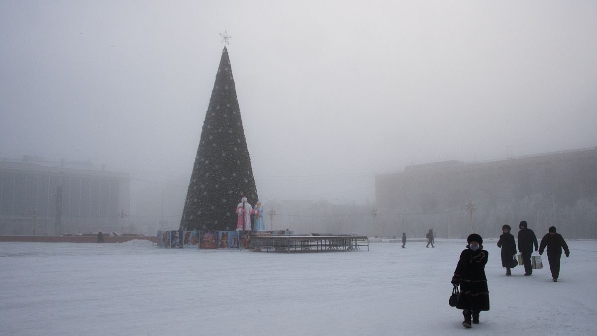 الساحة الرئيسية لمدينة ياكوتسك بشرق سيبيريا تبلغ درجة حرارة الهواء حوالي 41 درجة مئوية تحت الصفر. 
