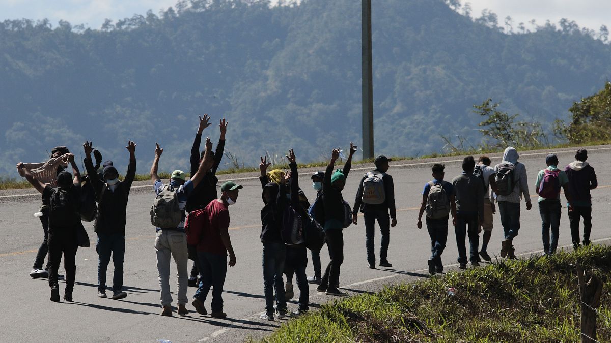 Un grupo de migrantes hondureños el pasado jueves en las cercanías de la frontera con Guatemala 