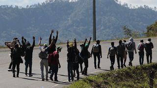 Un grupo de migrantes hondureños el pasado jueves en las cercanías de la frontera con Guatemala