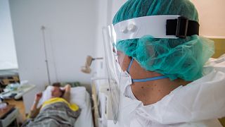 Védőfelszerelést viselő orvos a koronavírussal fertőzött betegek fogadására kialakított intenzív osztályon a Szent János Kórházban