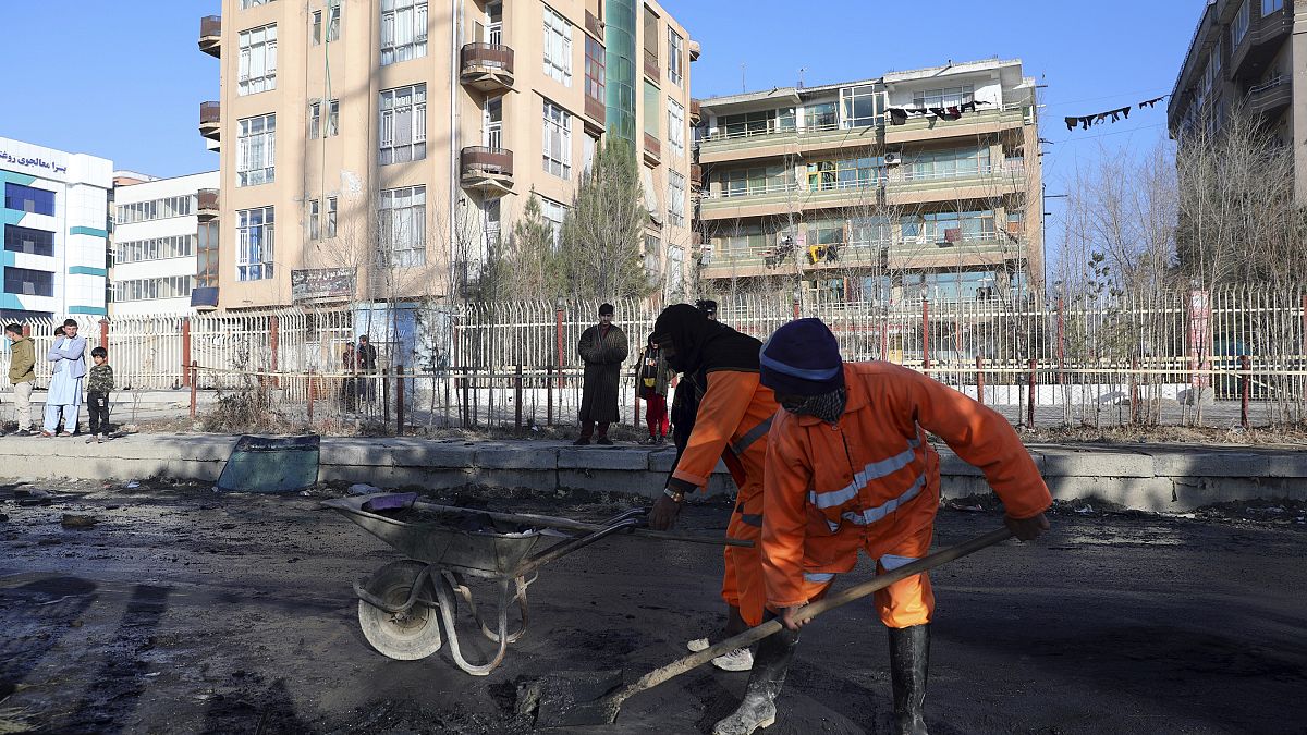 عمال أفغان ينظفون الأضرار التي خلفتها الصواريخ 