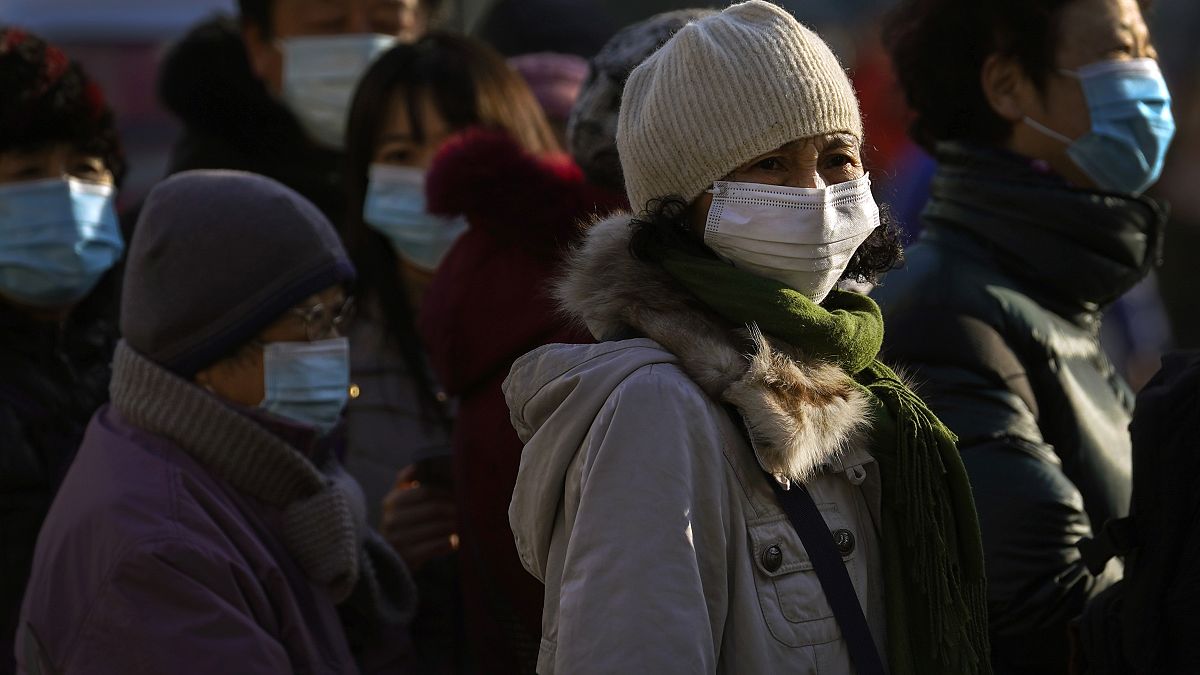 ركاب في العاصمة الصينية بيكين يرتدون كمامات للحد من انتشار الوباء. 2020/12/10