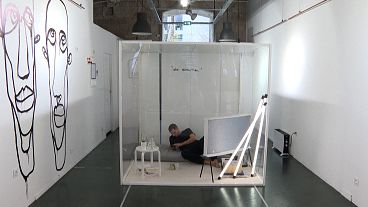 شاهد: فنان فرنسي يعيش في مكعب زجاجي للإضاءة على فقدان التواصل بين الناس