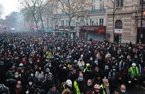 Összecsaptak a tüntetők és a rohamrendőrök Párizsban