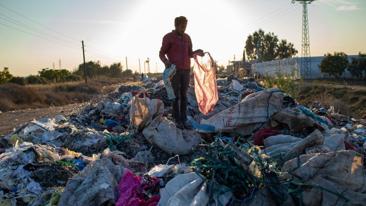 رجل يجمع أشياء من مكب نفايات غير قانوني، أضنة، جنوب تركيا