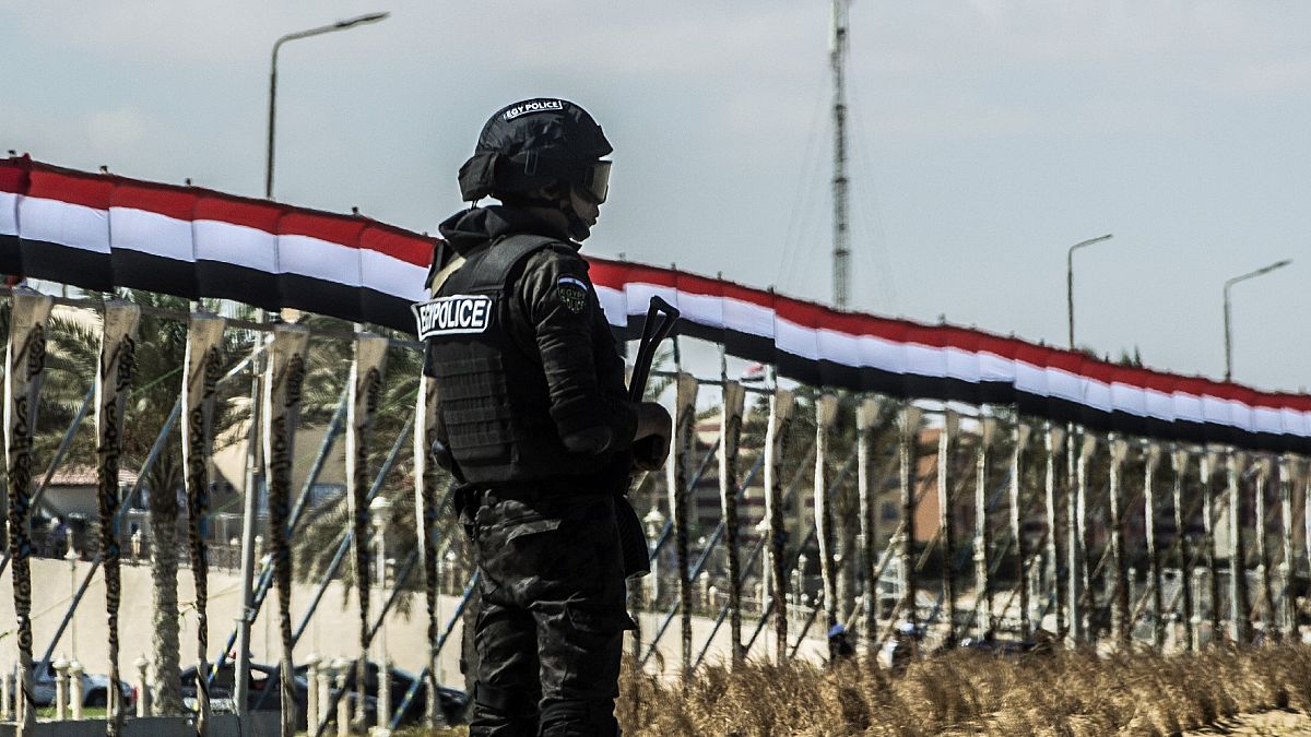 عنصر أمن تابع للشرطة المصرية 