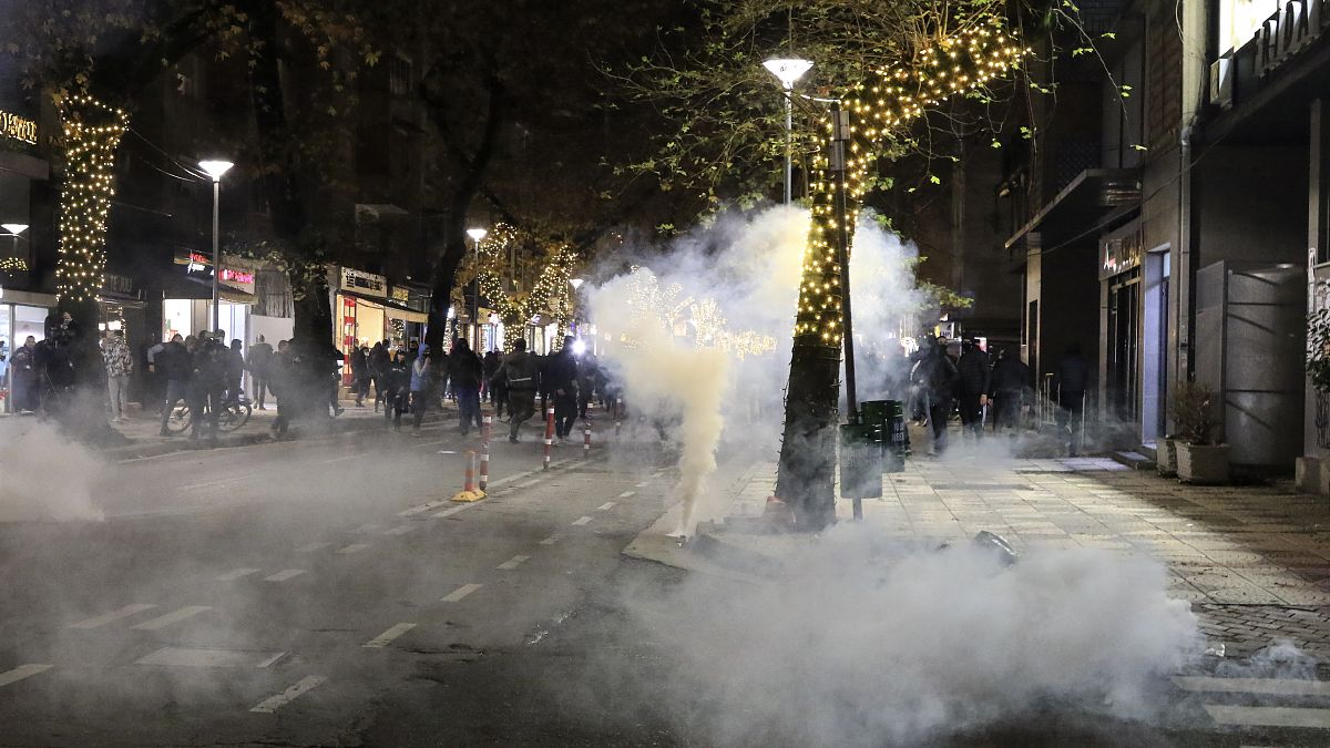 При разгоне акции протеста в Тиране полиция применила водяные пушки