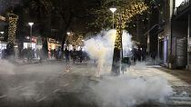 Manifestantes albaneses huyen de los gases lacrimógenos durante una protesta en Tirana, el sábado 12 de diciembre de 2020.