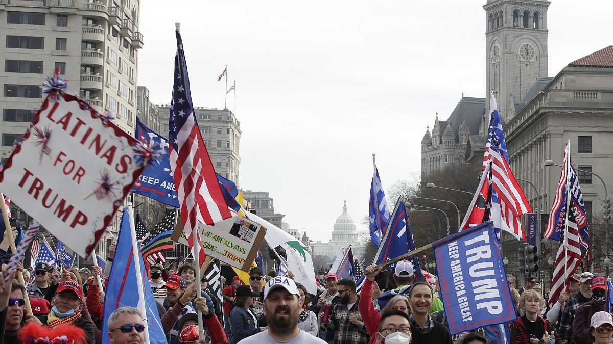 مؤيدون لترامب يتظاهرون خلال تجمع في ساحة الحرية في واشنطن. 2020/12/12