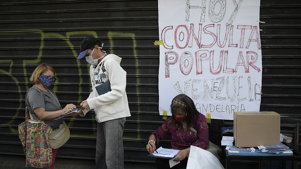 Una de las urnas instaladas por la oposición venezolana el sábado en Caracas