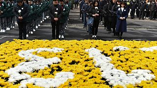 أناس يضعون الزهور على مقابر خلال إحياء ذكرى نانجينغ 1937 ضرقي الصين. 2020/12/13