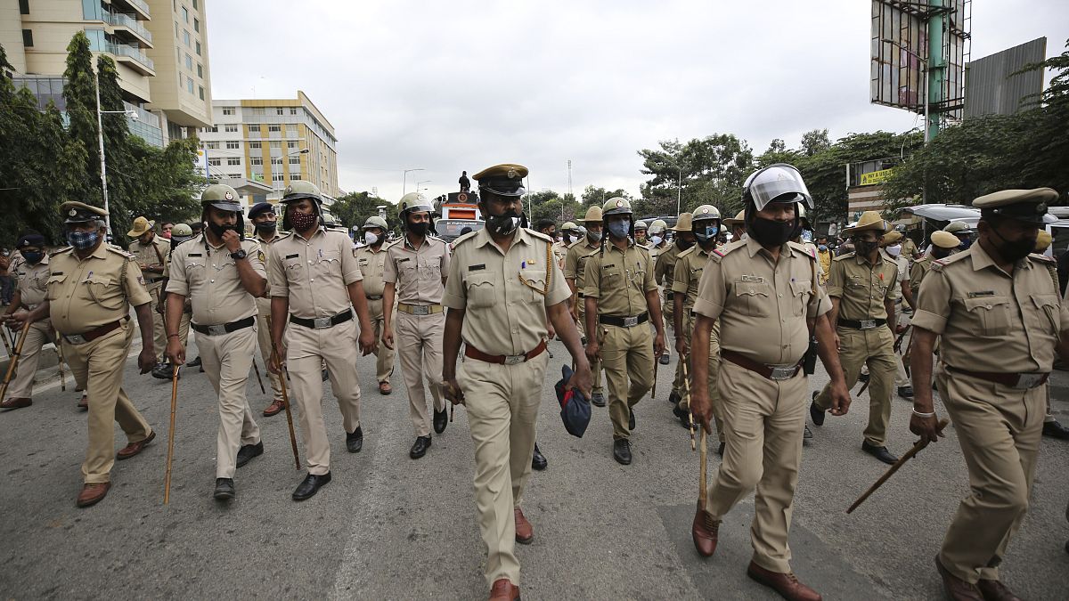 عناصر شرطة في مدينة بنغالور في الهند. 2020/12/09