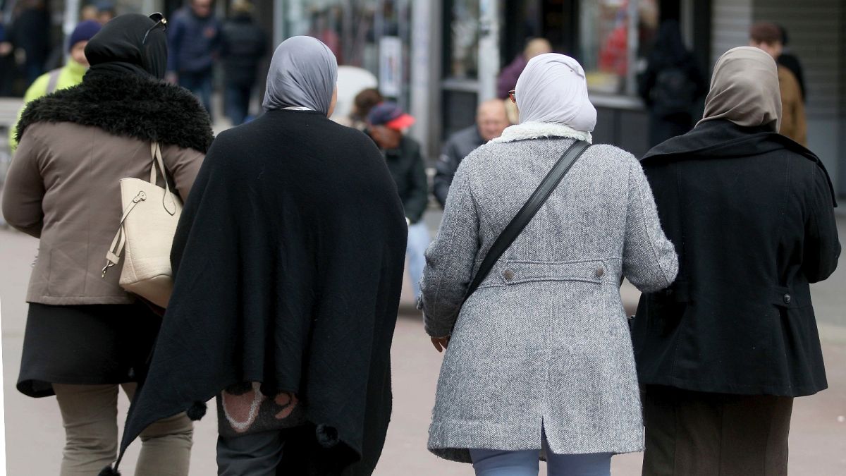 Fejkendőt viselő nők Bécsben (illusztráció)