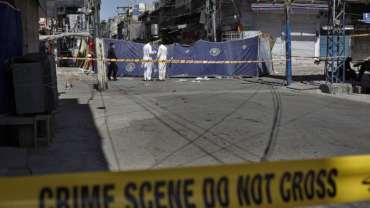 صورة من الارشيف- محققون باكستانيون يفحصون موقع انفجار في روالبندي، باكستان