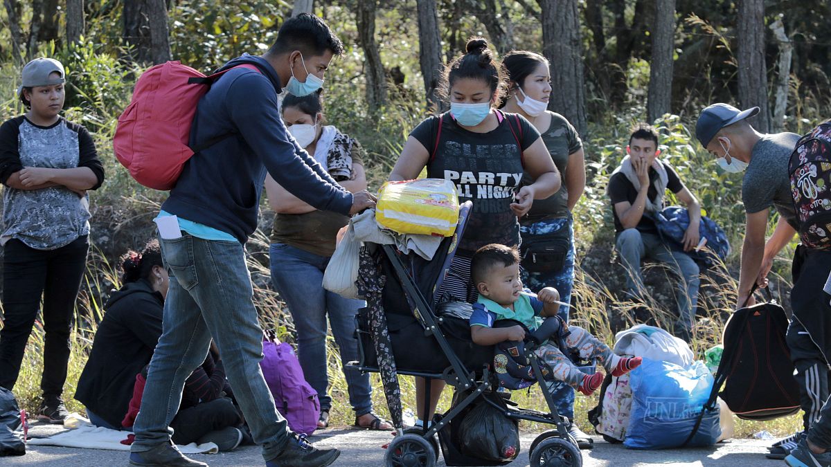 Migranten stehen Schlange vor Polizeikontrolle in der Nähe der Grenze zu Guatemala
