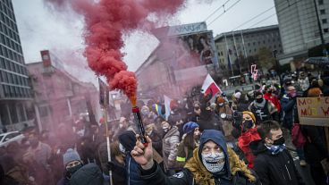 شاهد: بولنديون يتذكرون استبداد الشيوعية في 1981 ويحتجون ضدّ اليمين الحاكم 