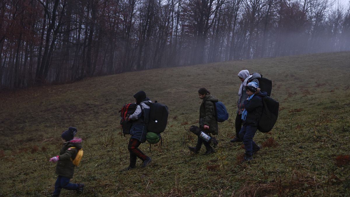 Un grupo de migrantes cruza la frontera entre Bosnia Herzegovina y Croacia