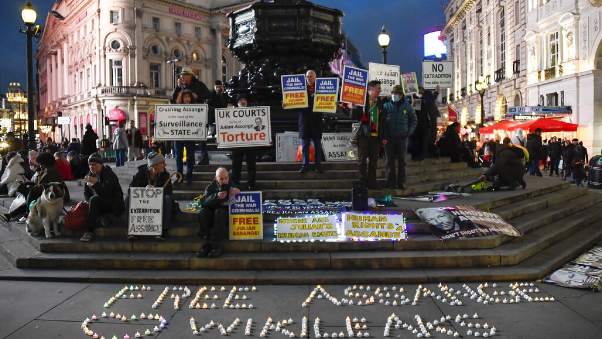 A londoni Picadilly Circus-nél tüntettek szombaton Assange támogatói 