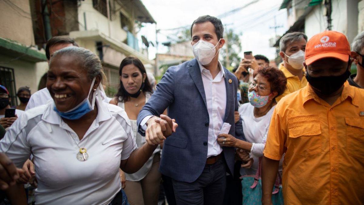 Guaidó rodeado de seguidores en Caracas, Venezuela