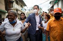 Guaidó rodeado de seguidores en Caracas, Venezuela