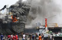 Endonezya'nın Belavan limanında alev alan tanker (Arşiv)