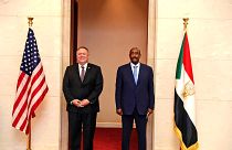 Sudan Egemenlik Konseyi Başkanı  Abdulfettah el-Burhan ile ABD Dışişleri Bakanı Mike Pompeo